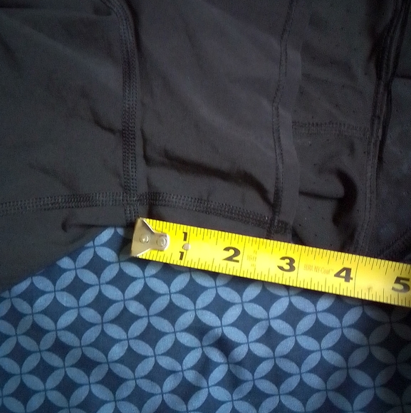 LULULEMON HOT TO STREET SHORTS Size 6 - Picture 12 of 14